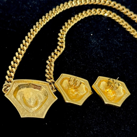 Anne Klein Lion necklace and post earring set in excellent condition. - Picture 4 of 4